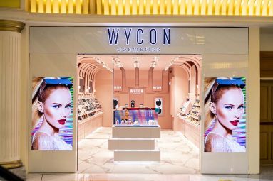 Nuovo look per Wycon: il negozio di cosmesi cambia veste